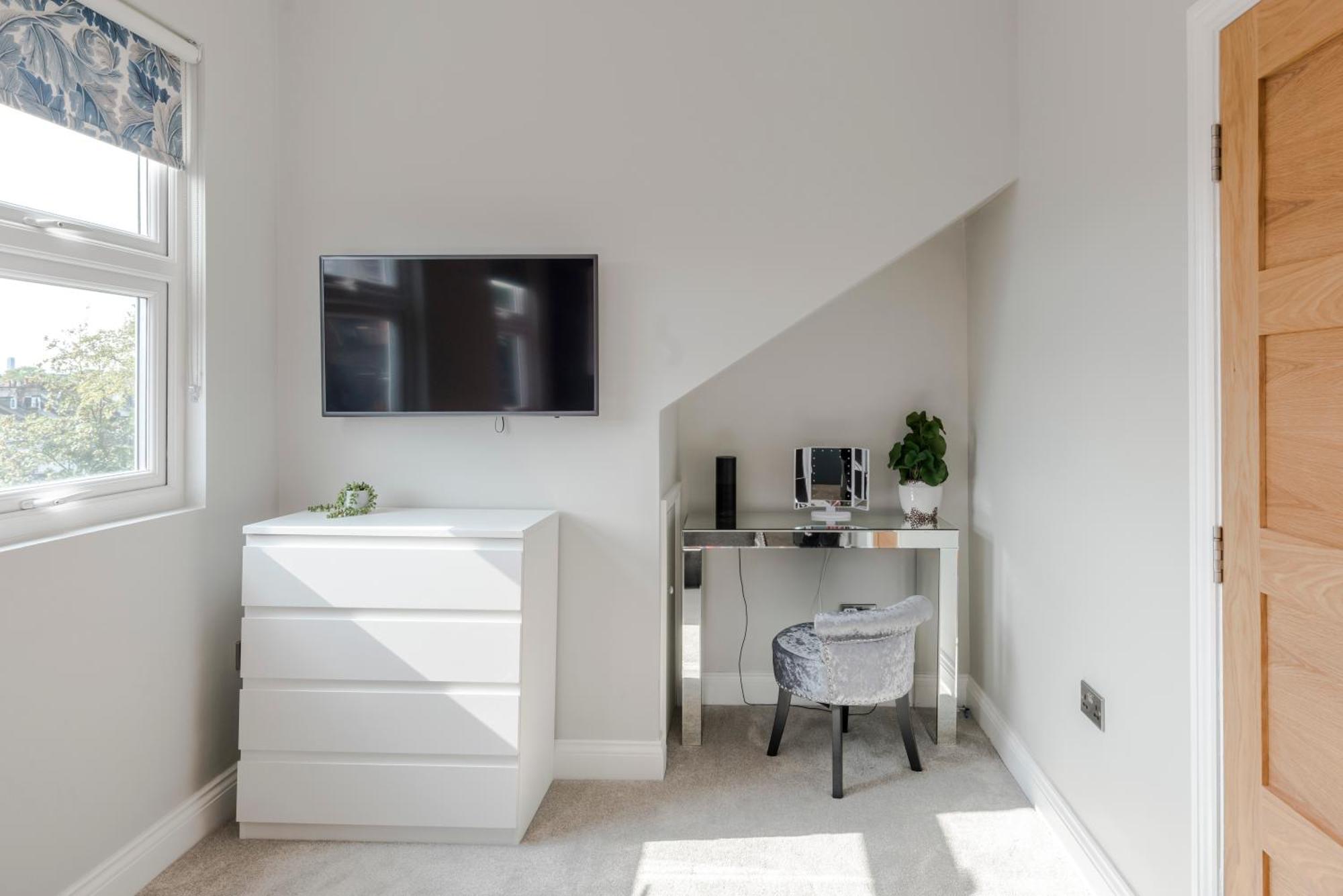 Stunning 3 Bed Duplex Apartment In The Heart Of West Hampstead Лондон Екстериор снимка