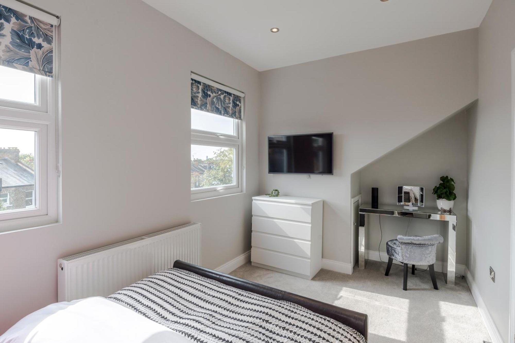 Stunning 3 Bed Duplex Apartment In The Heart Of West Hampstead Лондон Екстериор снимка